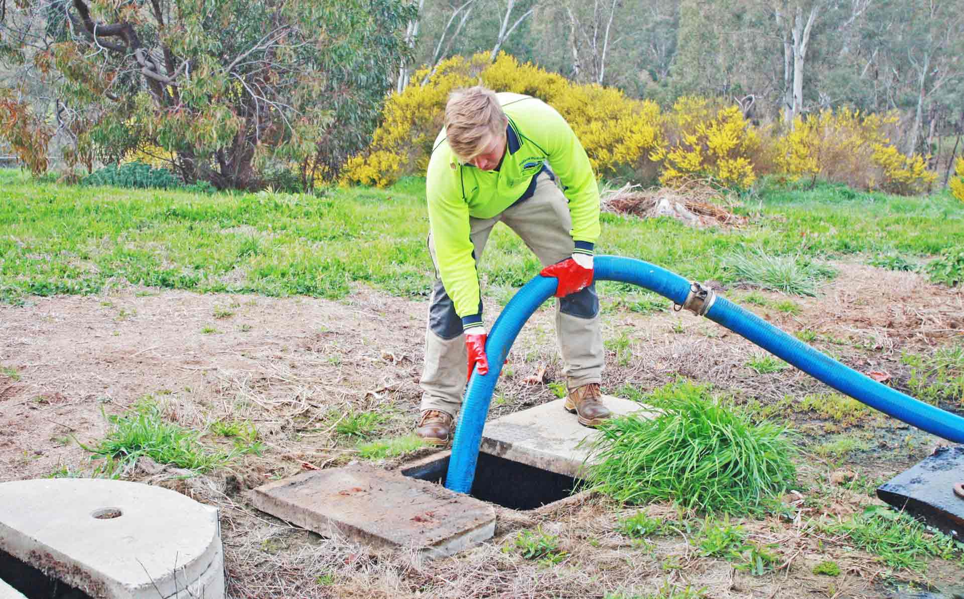 После откачки. Откачка септика картинки. Septic Tank. Откачка выгребных ям в зиме.